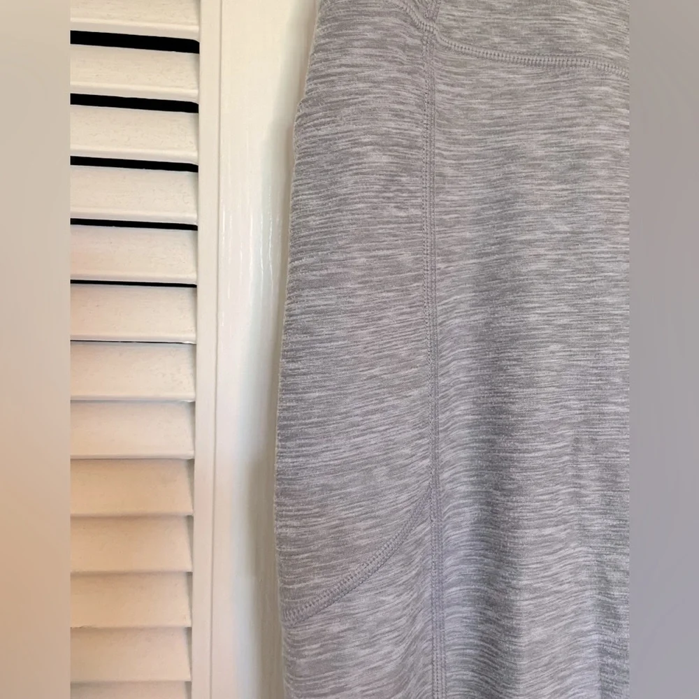 VS Essential Performance Legging - Picture 2 of 4